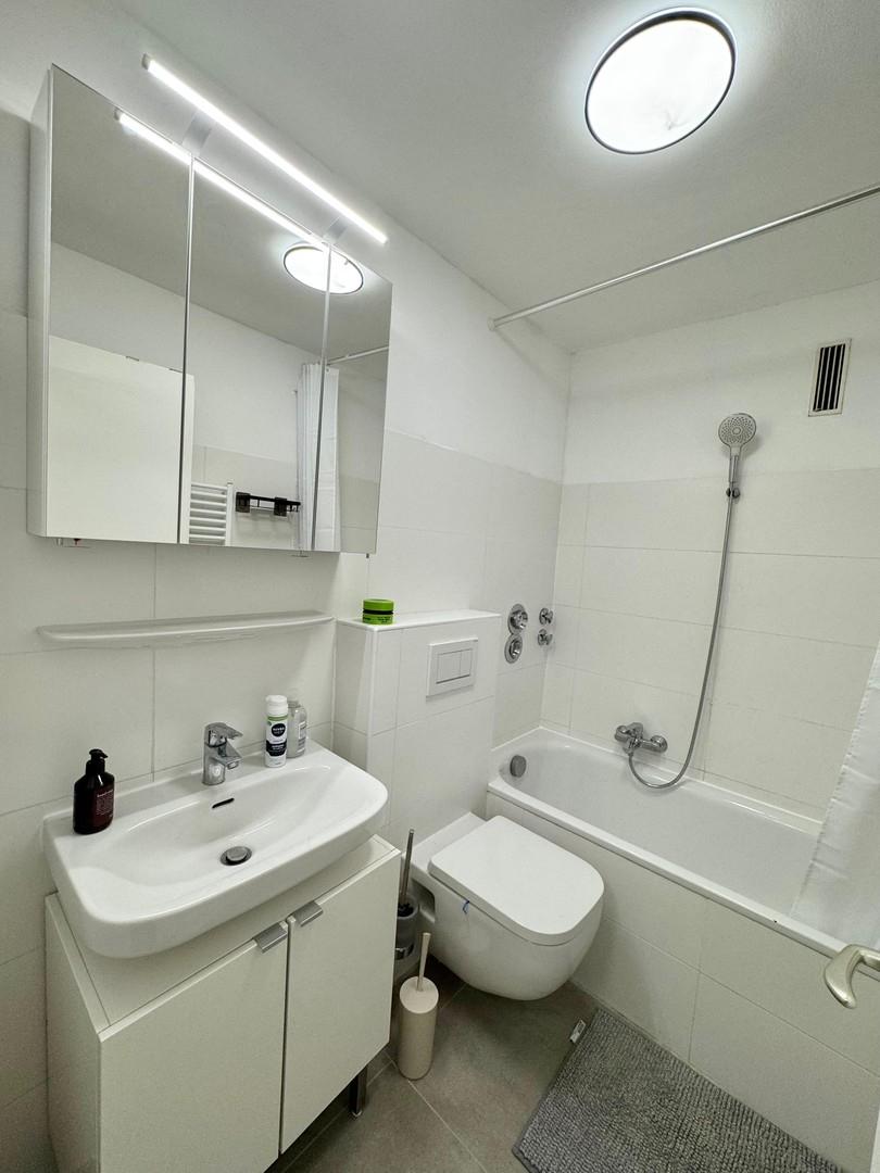 Bad mit Badewanne und WC