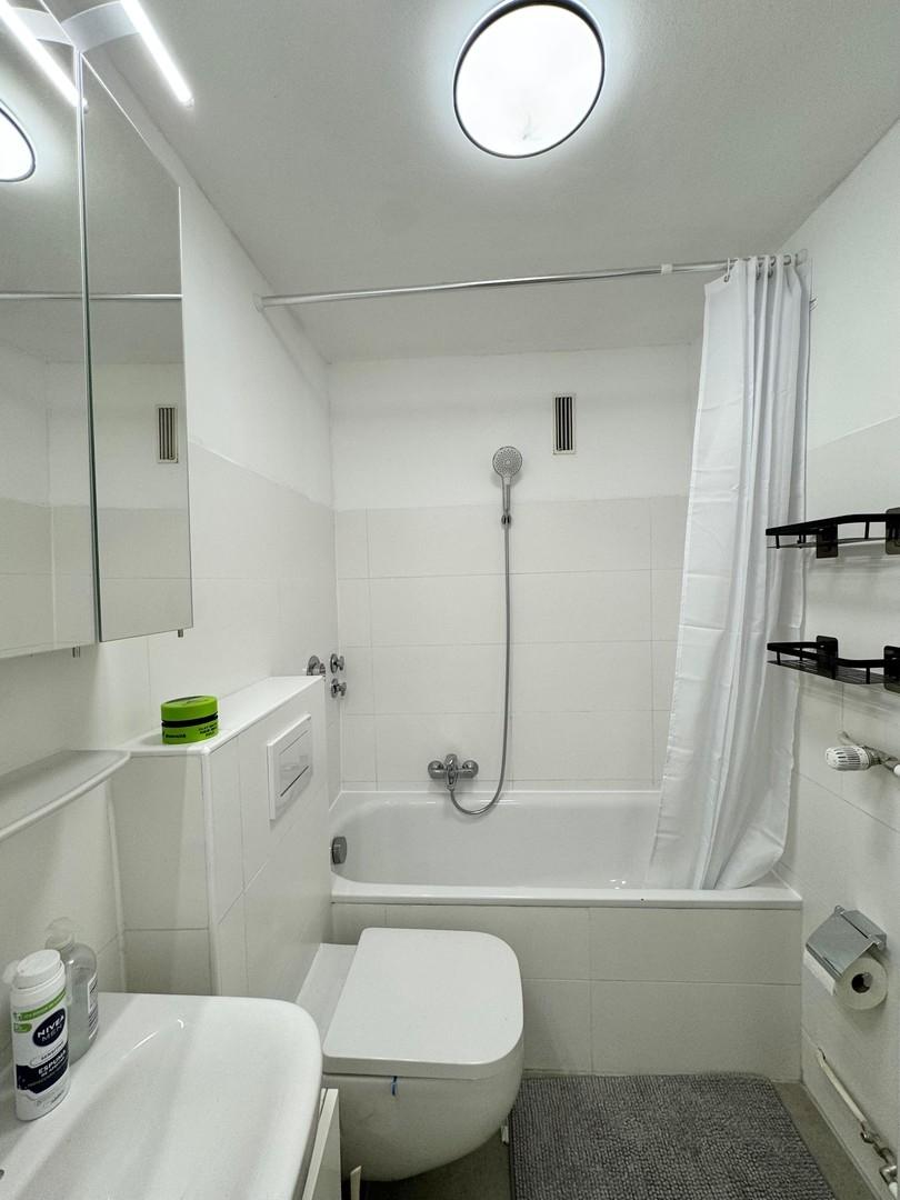 Bad mit Badewanne und WC