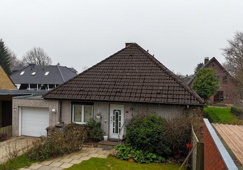 Straßenansicht mit Garage