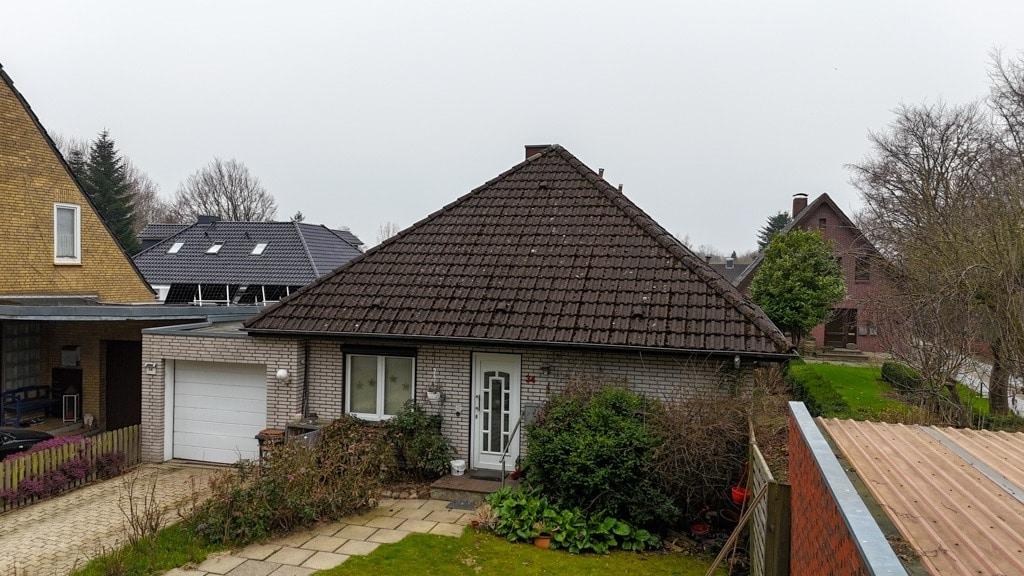 Straßenansicht mit Garage