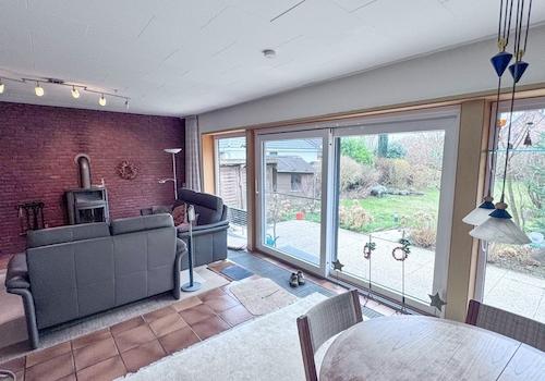 Wohnzimmer mit Zugang zur Terrasse