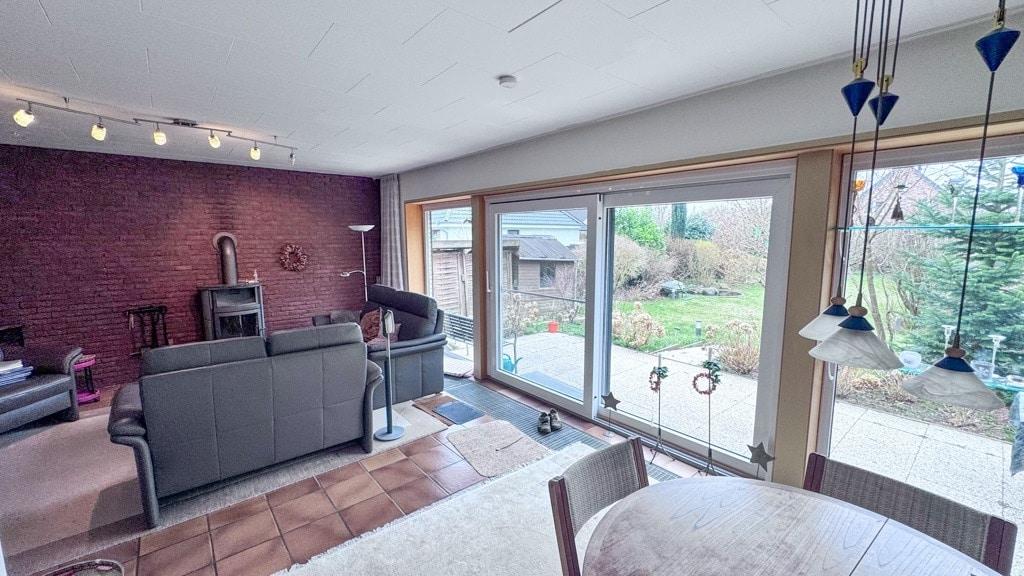 Wohnzimmer mit Zugang zur Terrasse