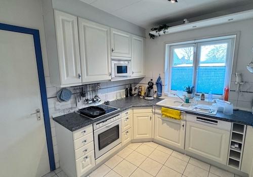 Küche mit Einbauküche