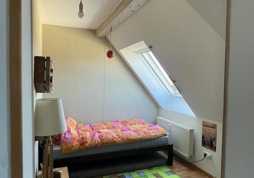 Schlafecke im kleinen Büroraum