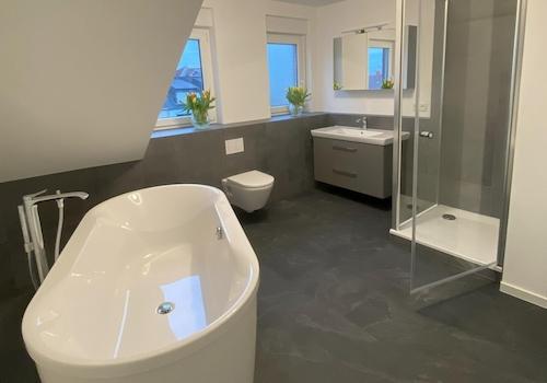 Badezimmer mit Wanne & Dusche