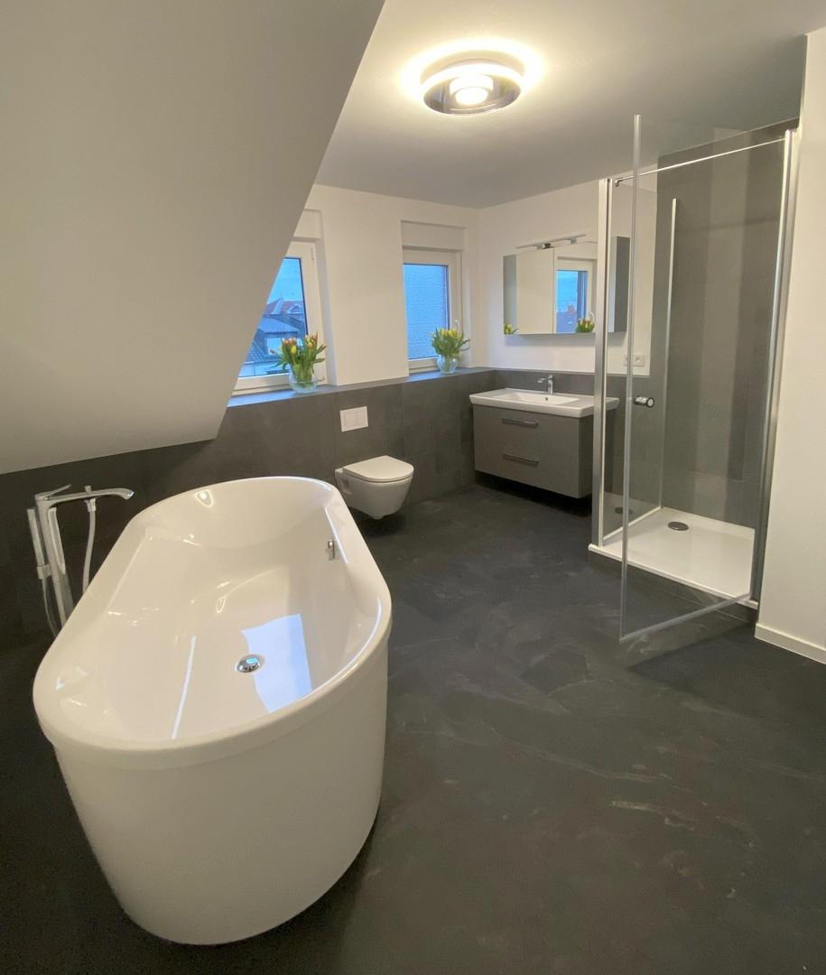 Badezimmer mit Wanne & Dusche