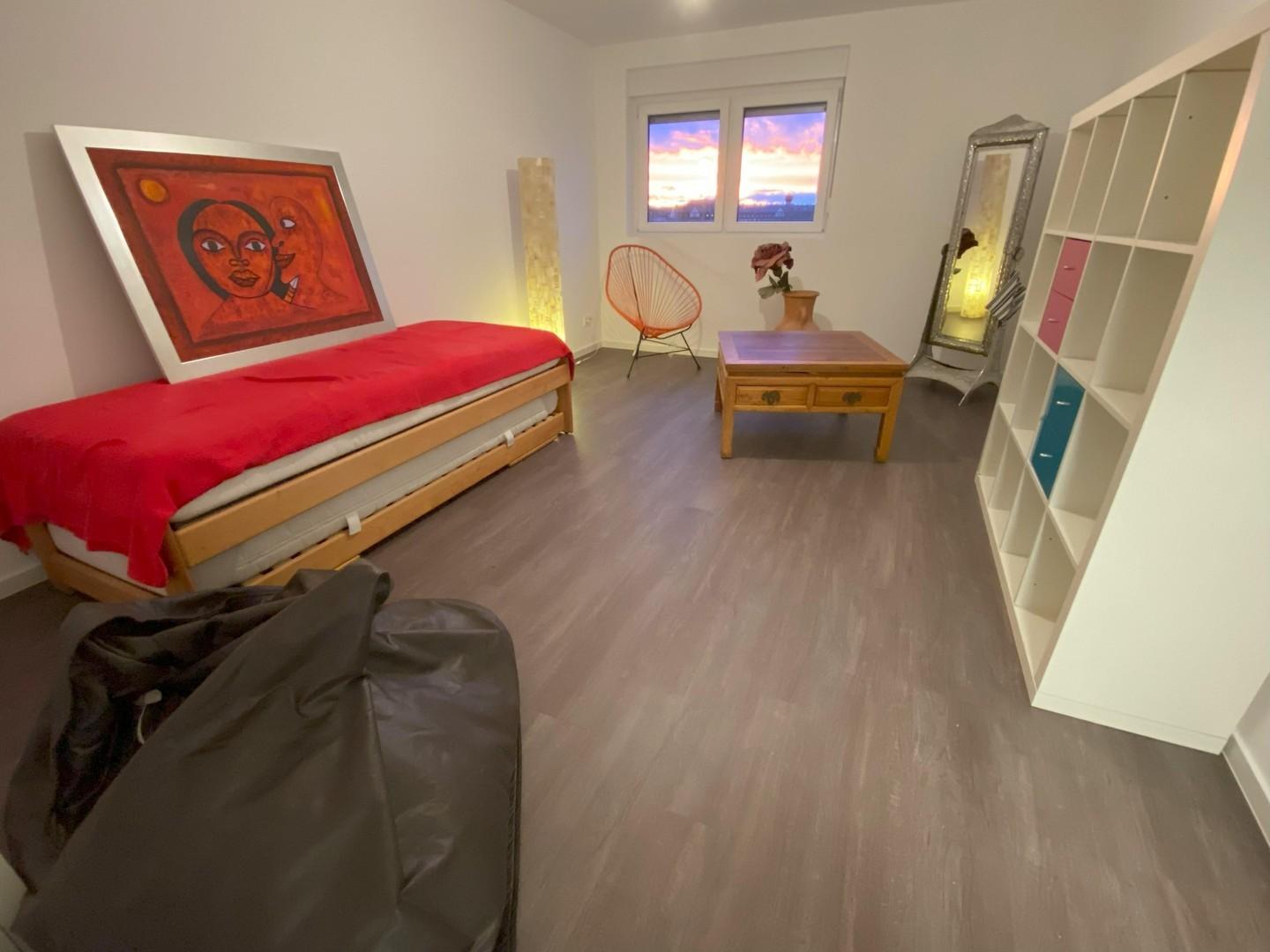 Raum Bett/ Regal/ Schreibtisch