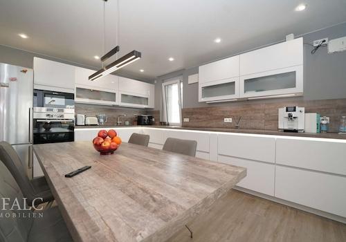 Hochwertige Einbauküche mit reichlich Stauraum