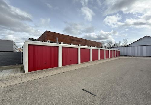 Außenanlage mit PV-Anlage