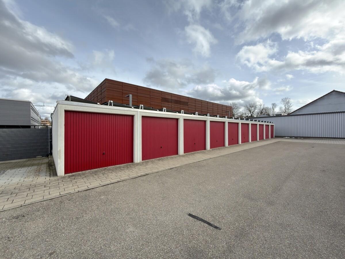 Außenanlage mit PV-Anlage