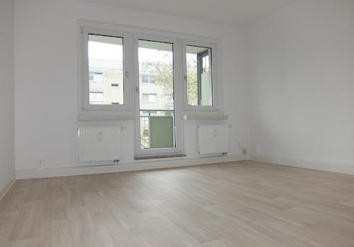 Wohnzimmer mit Balkon
