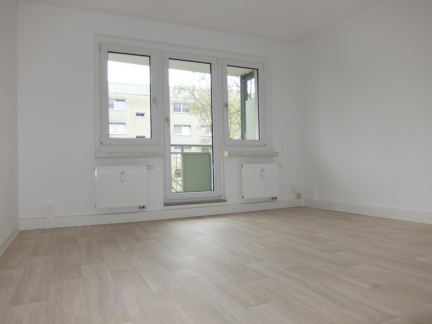 Wohnzimmer mit Balkon