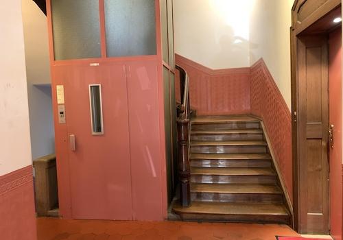 Treppenhaus & Aufzug