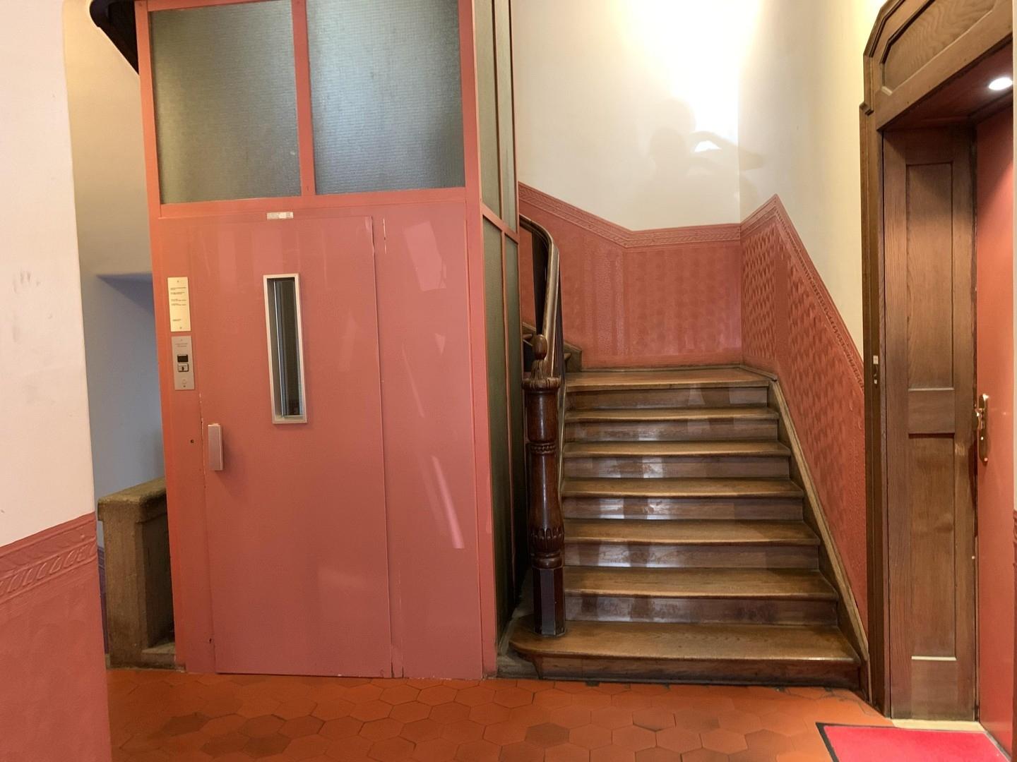 Treppenhaus & Aufzug