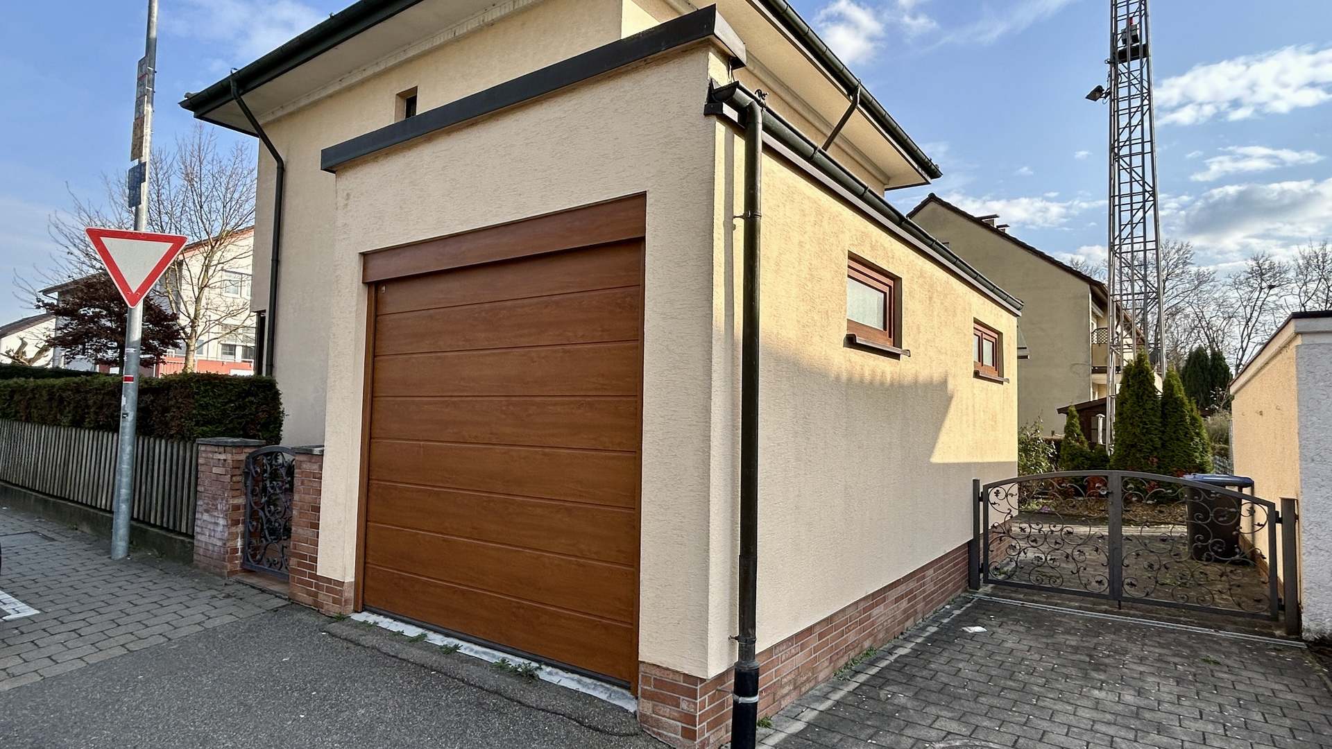 Garage und Außenstellplatz