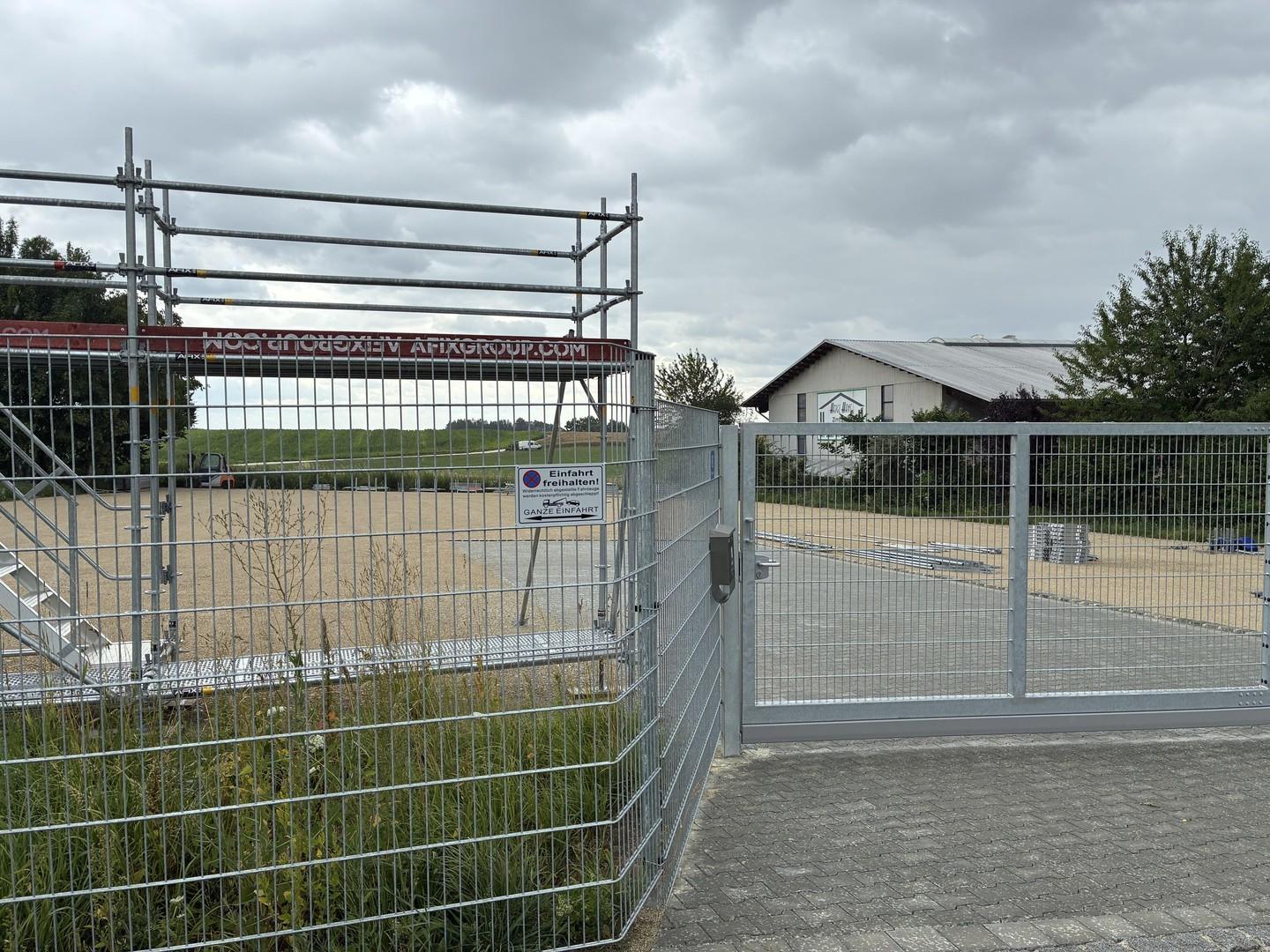 Einfahrt mit Schiebetor