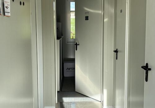 Flur des Bürocontainer