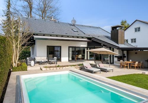 Hausansicht mit Pool