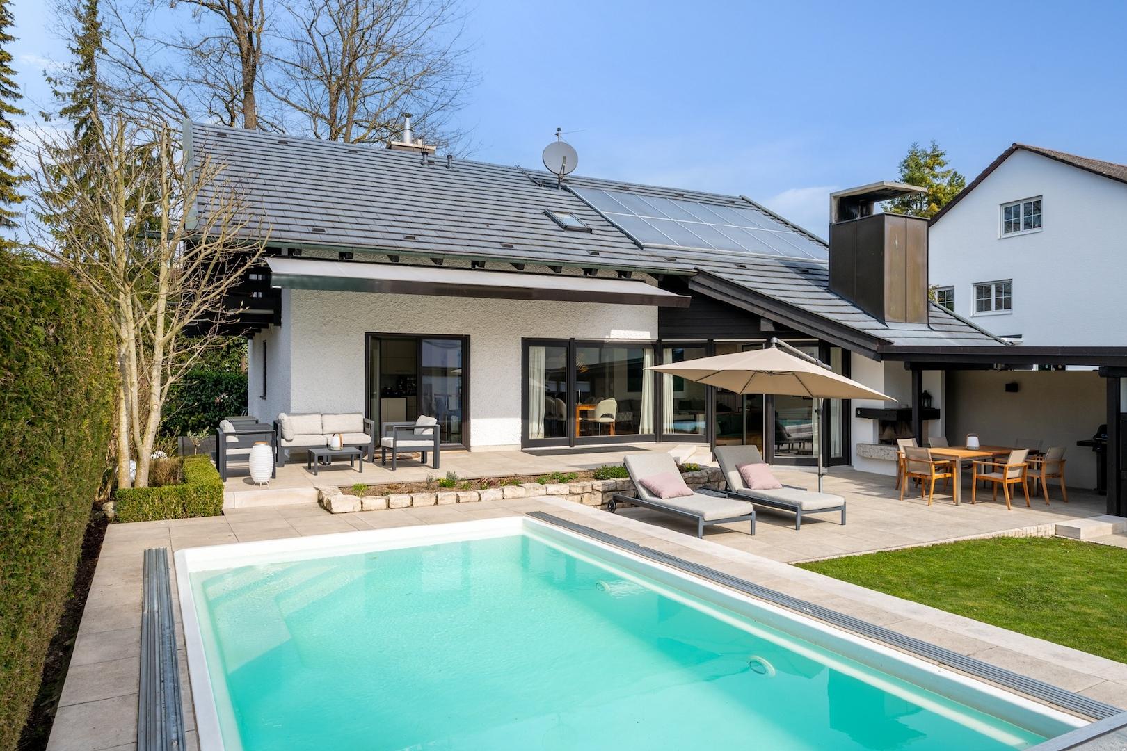 Hausansicht mit Pool