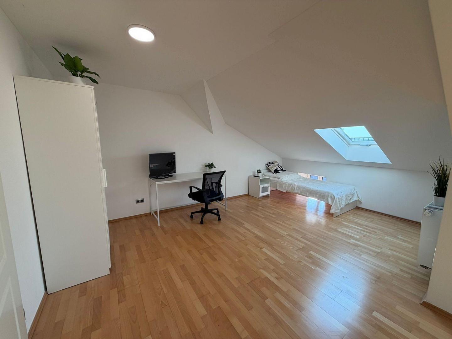 Zimmer 7 Shared/Couple Room