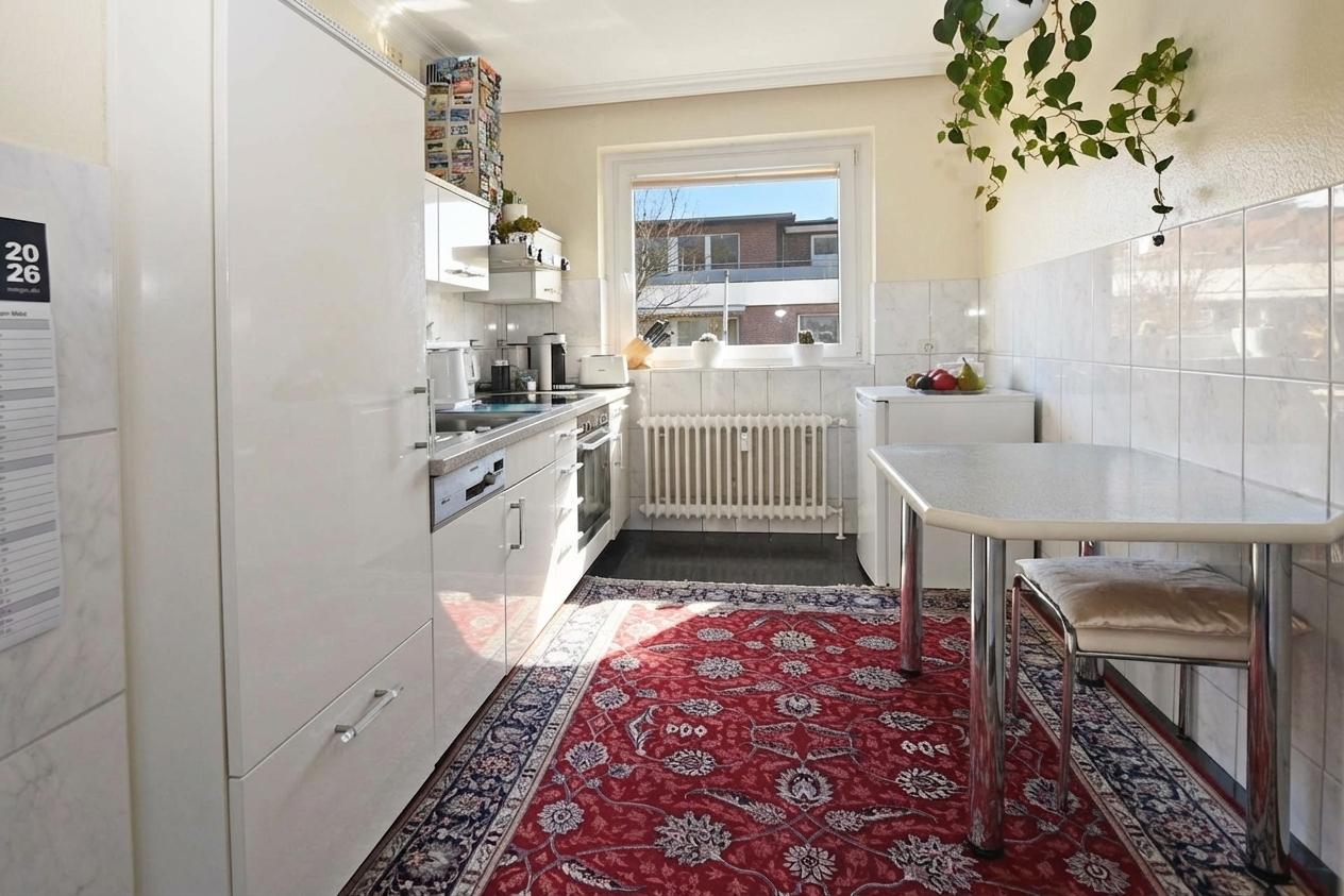 moderne, gepflegte Küche mit Frühstückstisch