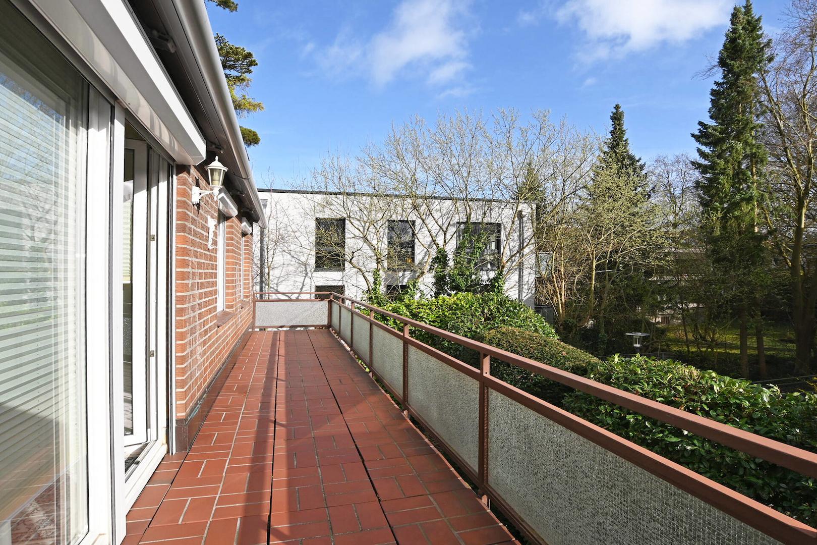 der sonniger Südbalkon mit Blick nach Osten