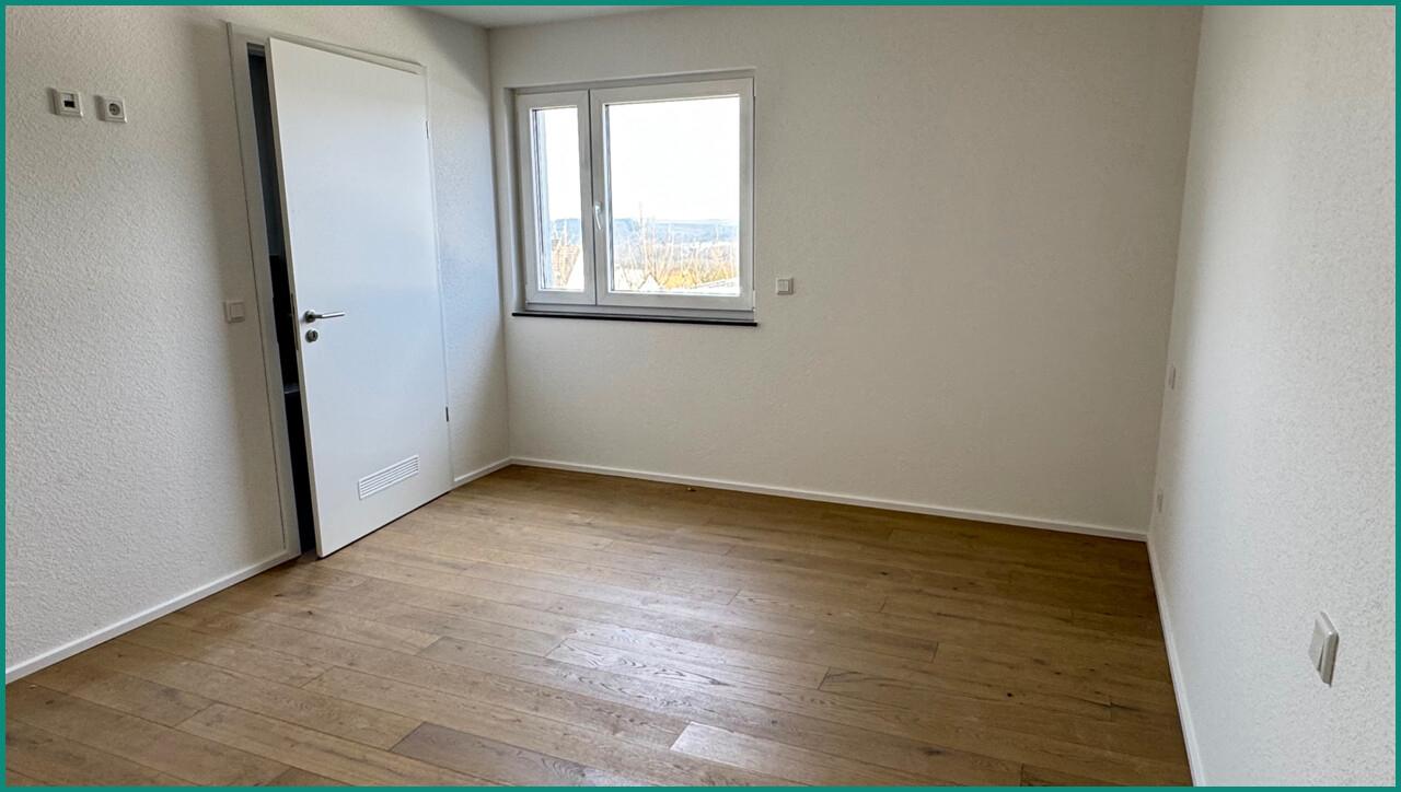 Schlafzimmer mit TV-Anschluss und Zugang zum Bad