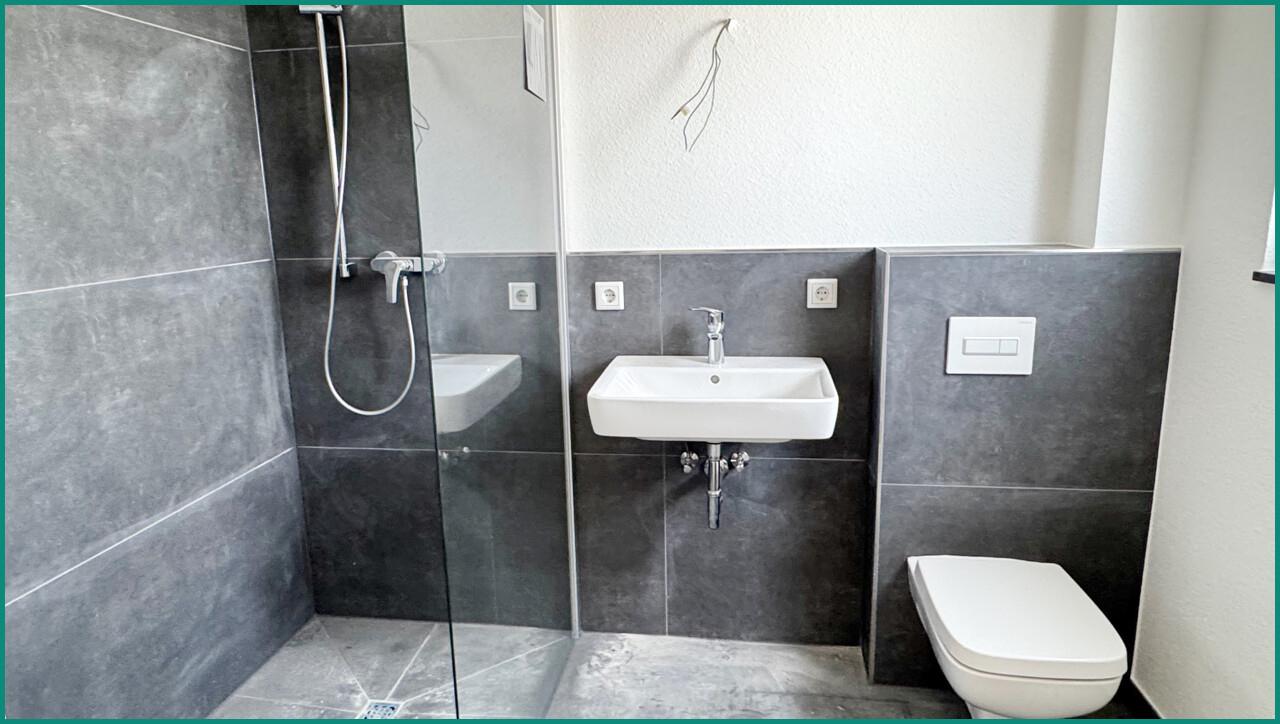 Großes Duschbad mit Fenster