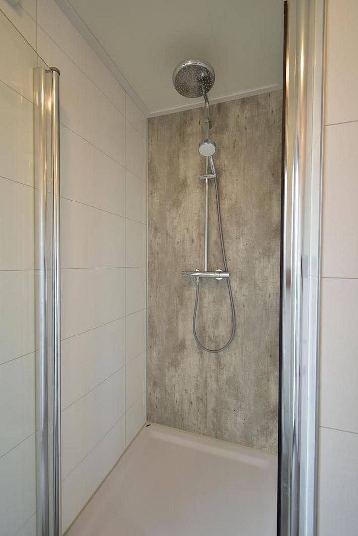 ferienhaus-kaufen-herkingen-ensuite-badezimmer-dusche-2025.webp002