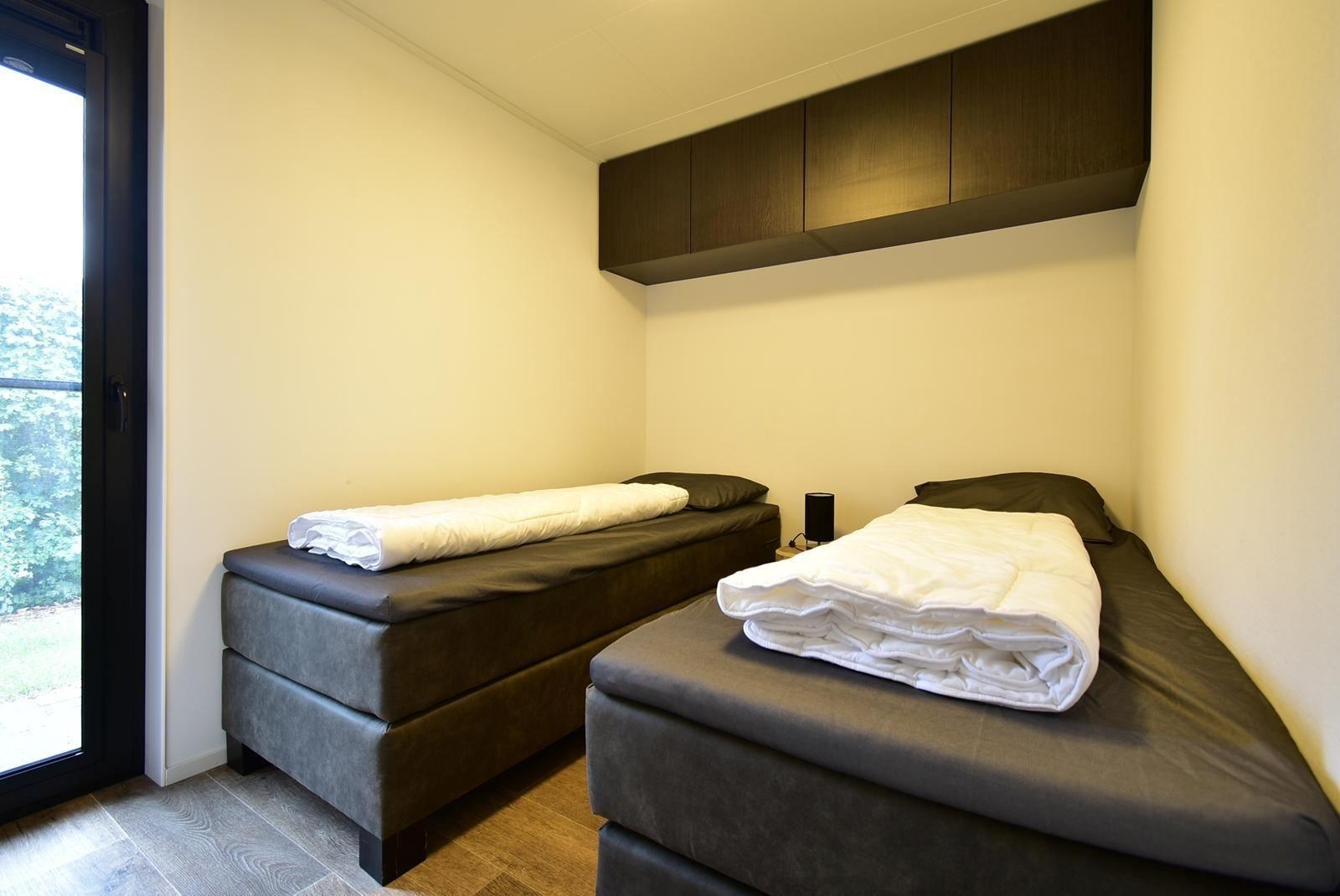 ferienhaus-kaufen-herkingen-schlafzimmer-boxspring-2025.webp007