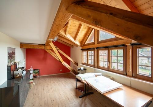 Zimmer im Dachgeschoss mit Sichtbalken