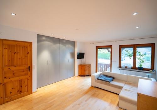 Zimmer mit Ausgang zum Balkon im OG