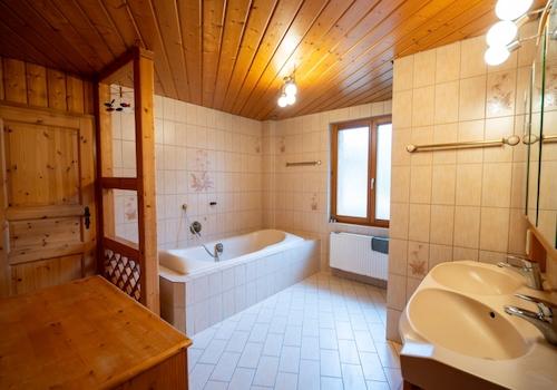 Bad im OG mit Wanne und Dusche