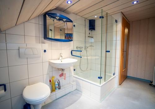 Bad im Dachgeschoss
