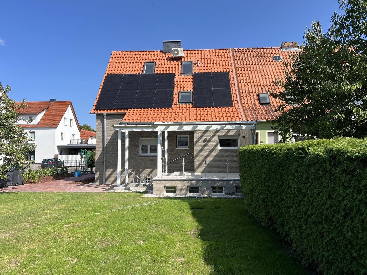 Hausrückseite, PV & Terrasse