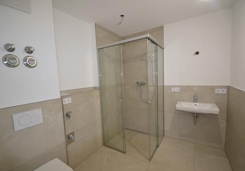 Badezimmer mit ebenerdiger Dusche und WAMA-Anschluss