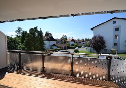 Großzügiger überdachter Balkon