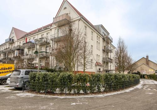 Spielplatz + Parkplätze