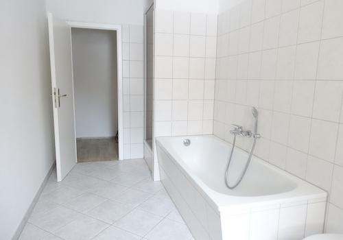 Musterbild Bad mit Wanne und Dusche