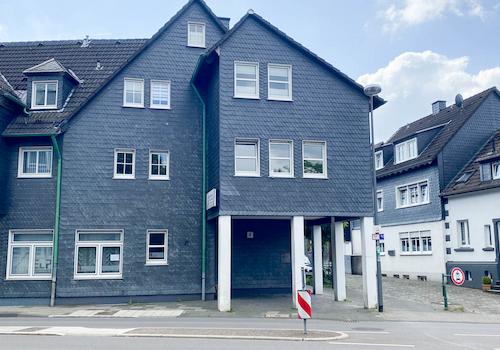 Bürogebäuder mit den Räumen im Erdgeschoss rechts