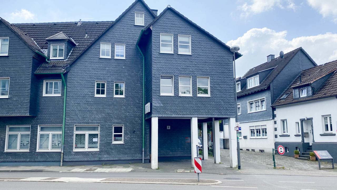 Bürogebäuder mit den Räumen im Erdgeschoss rechts