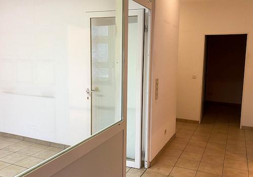 Eingangsflur von der Hohenfuhrstraße mit Blick in das erste Büro