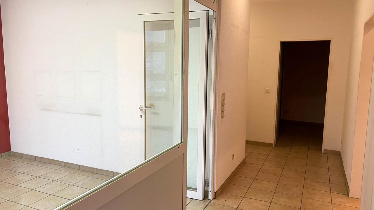 Eingangsflur von der Hohenfuhrstraße mit Blick in das erste Büro