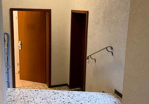 Treppenhaus mit Zugang zum Pkw-Stellplatz im Hof