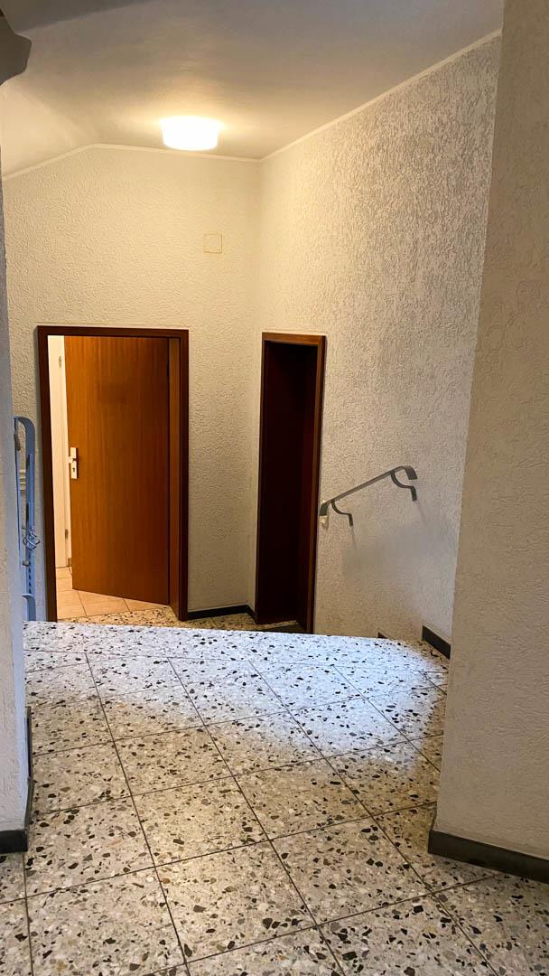 Treppenhaus mit Zugang zum Pkw-Stellplatz im Hof