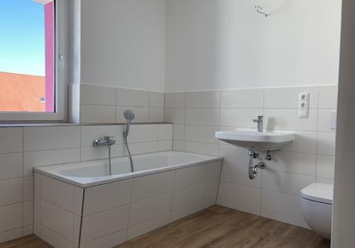 Hauptbad mit Badewanne