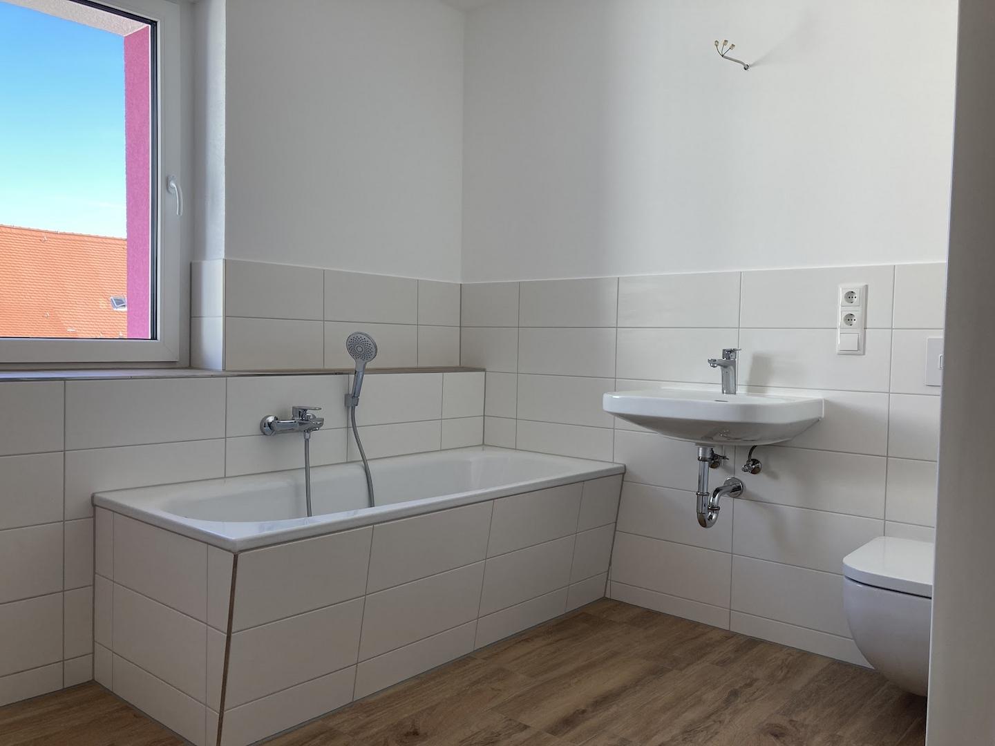 Hauptbad mit Badewanne