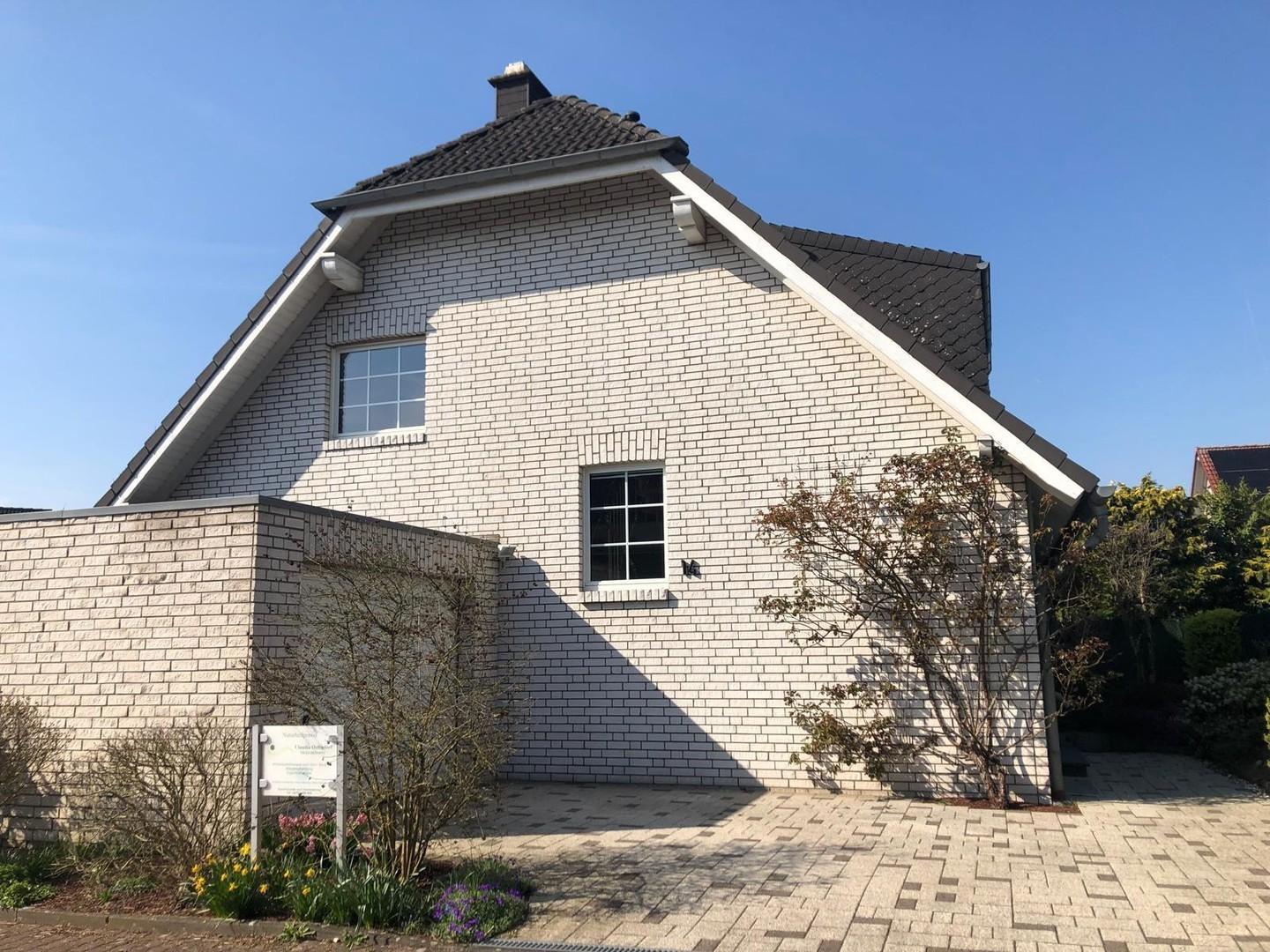 Hausansicht Strasse mit Garage