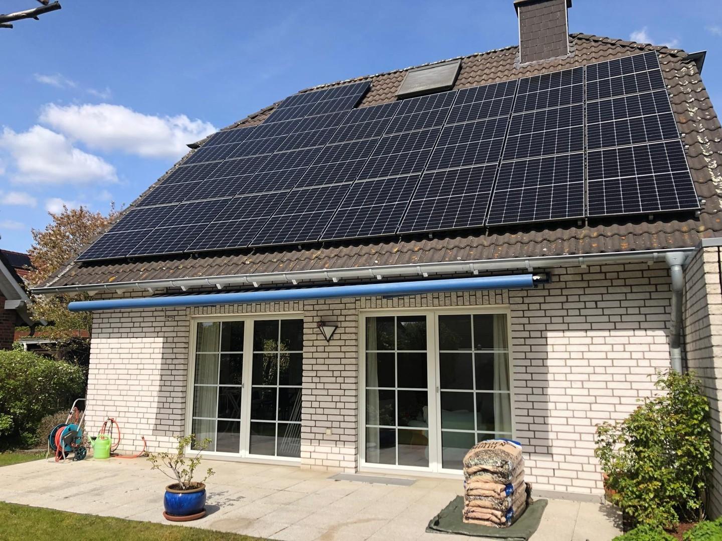 Hausansicht Garten/PV Anlage