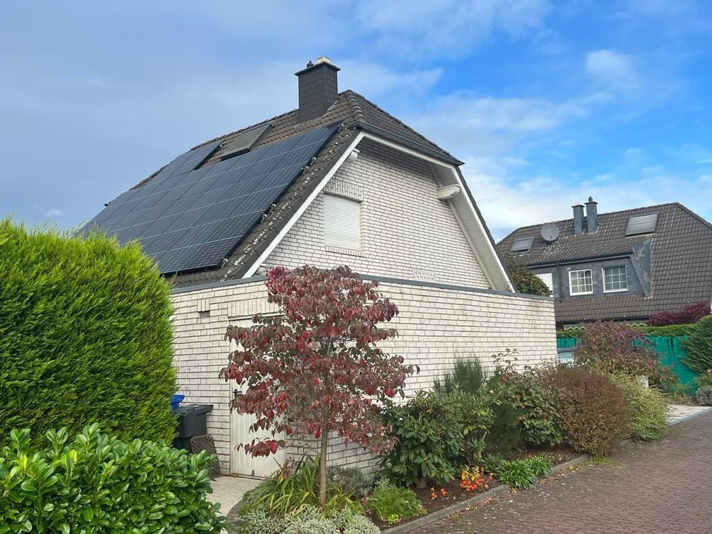 Hausansicht Strasse mit Garage